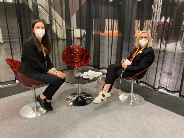 two h+h cologne attendees take a break to catch up with one another